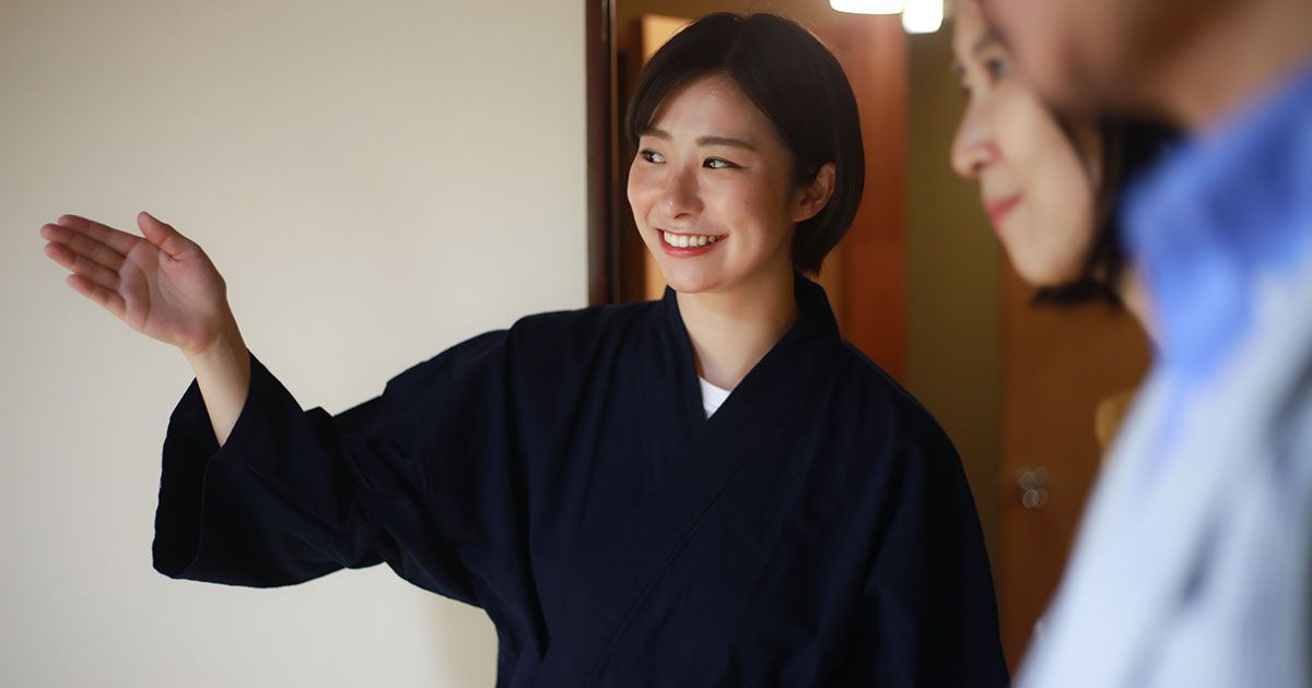 神社で案内する人